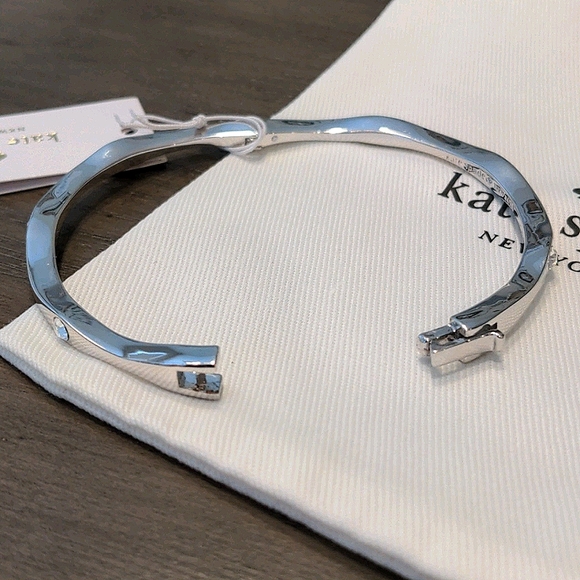 NEW Kate Spade Heavy Metals Wave Bangle in Silver - Picture 6 of 7